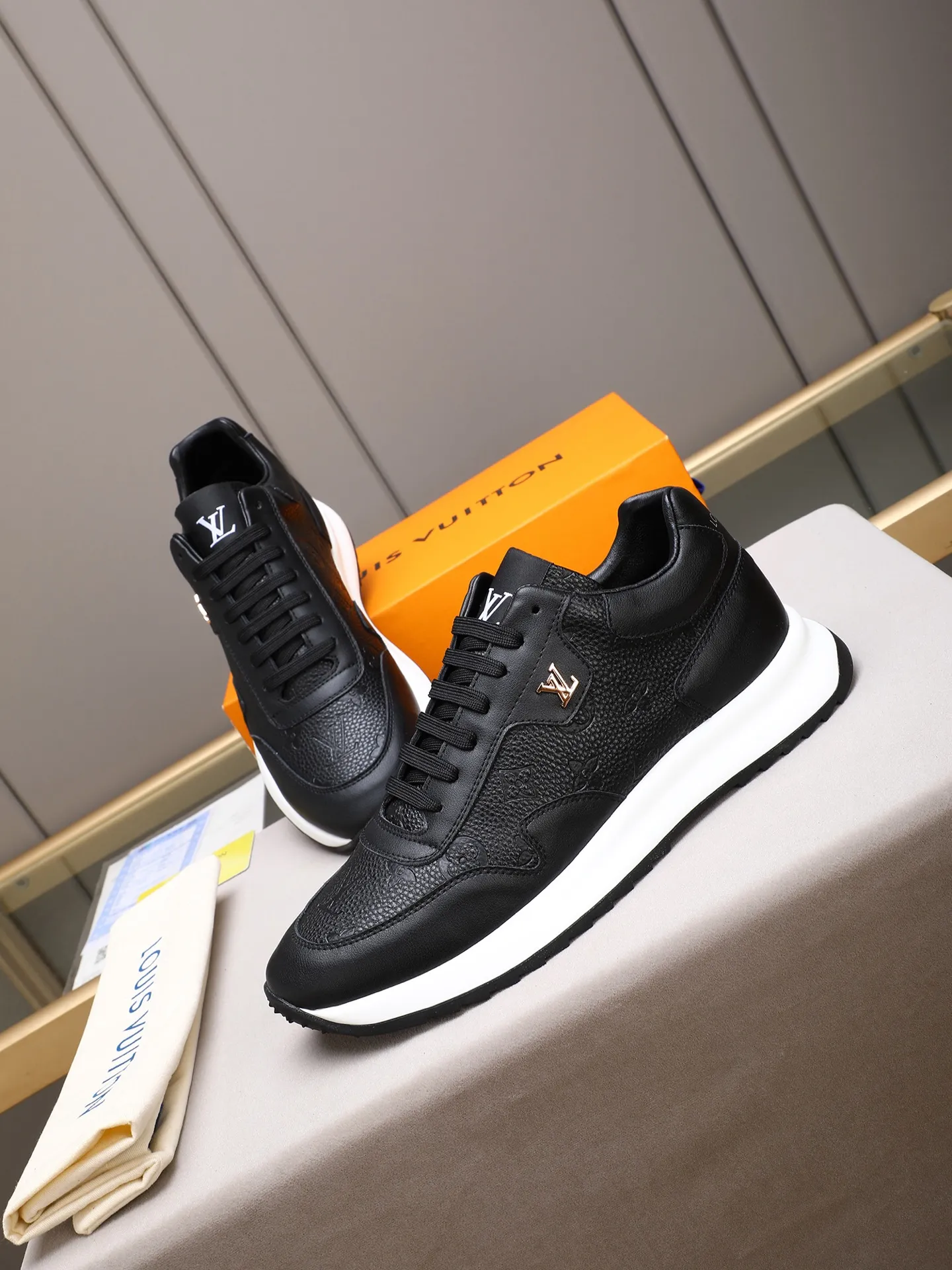 Men's shoes 💰460 [LV] Imported calfskin embossed, breathable first-layer sheep lining ✊✊Fashionable, crisp, stylish, more eye-catching and more classy. It will subvert the old idea and be a must-have for fashionistas who want to spend time with you! Must keep it for yourself! High and comfortable but low, high-end quality workmanship. 38-44 (45 customized)